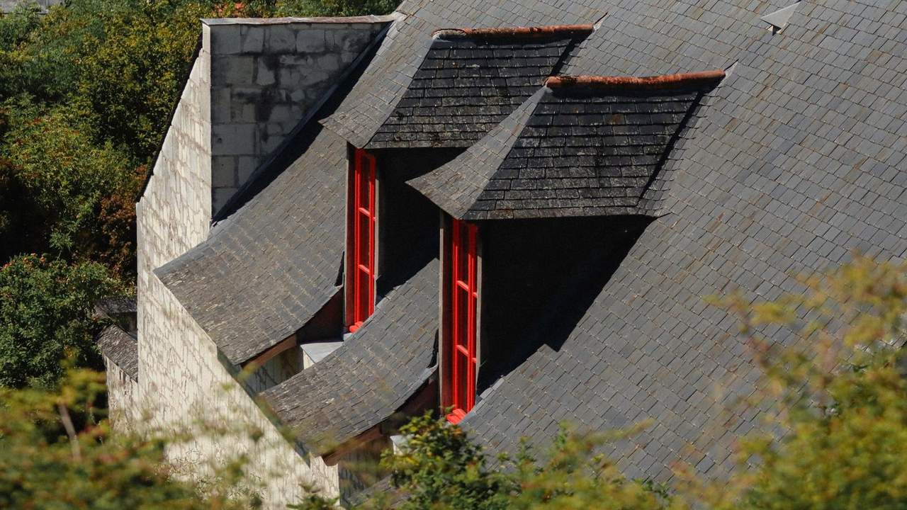 Toit en ardoise avec lucarnes, typique du bâti angevin dans les Pays de la Loire